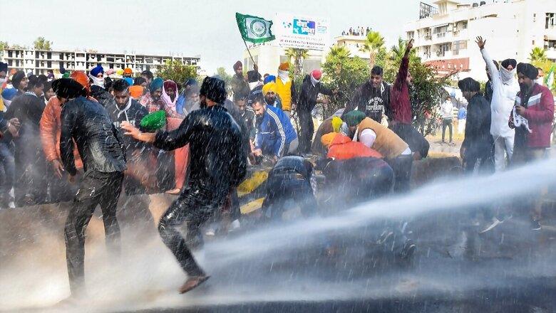 Farmers’ Protest: Punjab Farmers Face Water Cannons, Push Through Haryana Barricades in March to Delhi