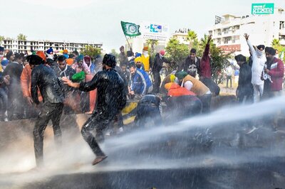 Farmers’ Protest: Punjab Farmers Face Water Cannons, Push Through Haryana Barricades in March to Delhi
