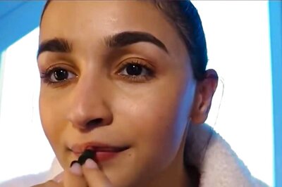 Alia Bhatt Accused of 'Lying' After Netizen Digs Out Old Video of Her Applying Lipstick; Fans Defend