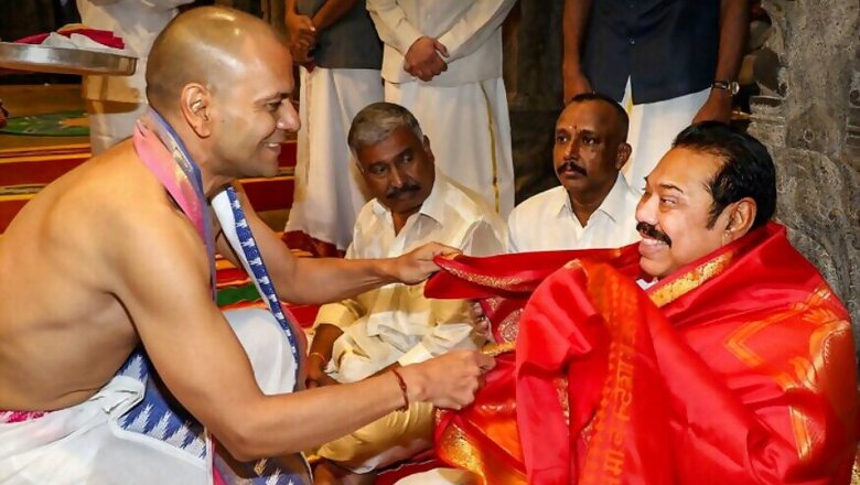 Sri Lankan PM Mahinda Rajapaksa Offers Prayers at Lord Balaji Temple in Tirupati; Leaves for Colombo