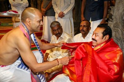 Sri Lankan PM Mahinda Rajapaksa Offers Prayers at Lord Balaji Temple in Tirupati; Leaves for Colombo