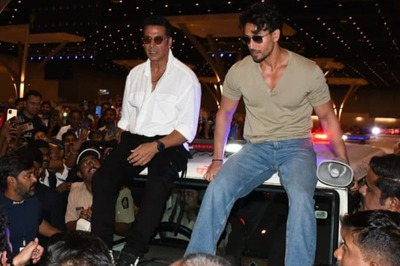 Akshay Kumar, Tiger Shroff Turn Heads as They Enter Umang 2023 on Top of Police Car; Video Goes Viral