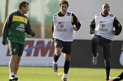 Brazil with few midfield options against Dutch