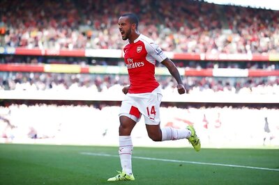 Theo Walcott, Olivier Giroud score as Arsenal beat Stoke City 2-0