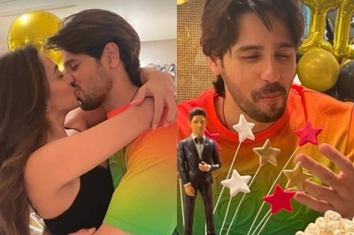 Kiara Advani, Sidharth Malhotra Share a Passionate Kiss As They Celebrate Latter's Birthday | Photo