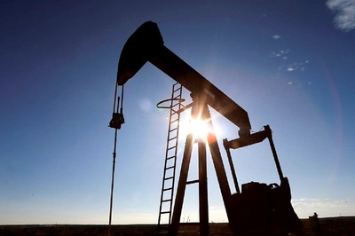 Oil Climbs on Drop in US Oil Stockpiles, Solid Demand Outlook