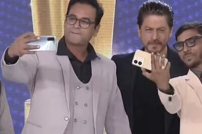 SRK Takes Selfies With Uttarakashi Rescuers at CNN News18 Indian of the Year 2023, Videos Go Viral
