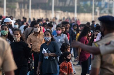 Mumbai Juhu Beach Visitors Advised to be Cautious as Jellyfish, Tarballs Wash Ashore