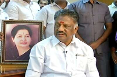 Sasikala vs Pannerselvam Live: MLAs Under Threat, Guv Has to Take a Call, Says Panneerselvam