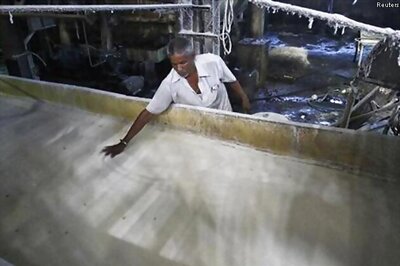 Sugar ends mixed in sluggish trade