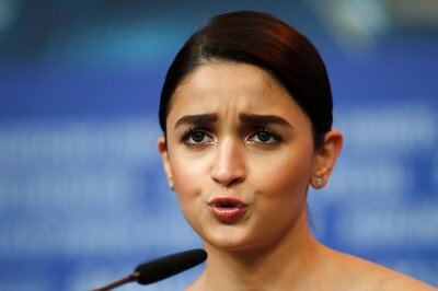 ‘Where's Selfie Camera?’ Watch Alia Bhatt Struggle With Android Phone