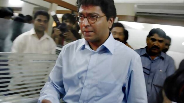 NCP workers attack MNS chief Raj Thackeray's convoy