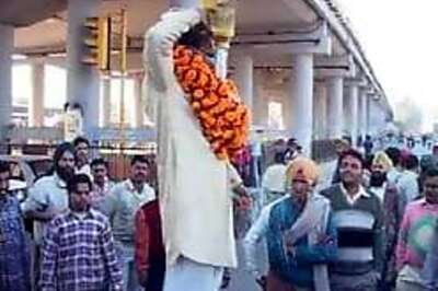 Congress worker sets himself on fire