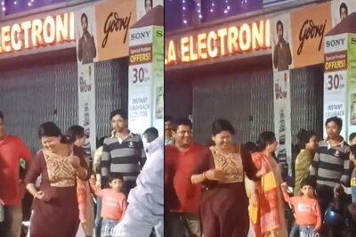 Woman Dancing on 'Yaad Aa Raha Hai' Outside Puja Pandal in Kolkata is a Whole Vibe