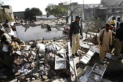 Bomb attack on Pakistani police kills 13