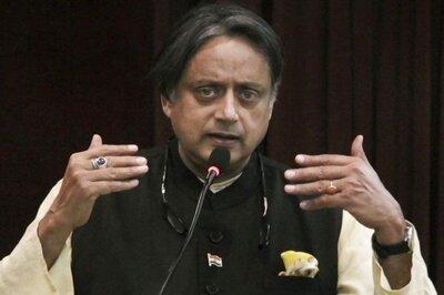 Supreme Court Stays Arrest of Shashi Tharoor, 6 Journalists Over Tweets On R-Day Violence