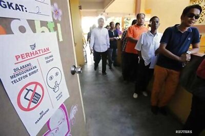 Malaysians vote in record numbers, ruling party ahead