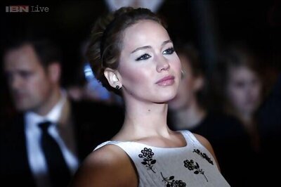 Jennifer Lawrence cheers her hometown Louisville's basketball team