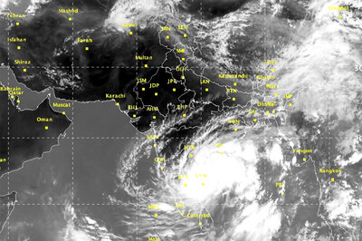 Cyclone Vardah to hit Andhra Coast Near Machilipatnam by Dec 12
