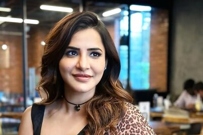 Telugu Actress Ashu Reddy Looks Stunning In Black Leopard Print Saree, See Photos