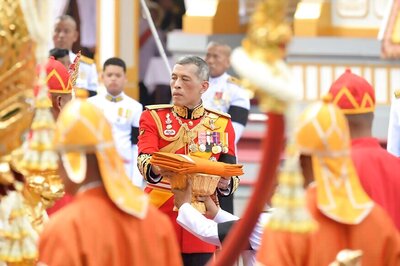 'Long Live the King!' Newly-crowned Thai Monarch Carried in Palanquin​ Through Bangkok Streets