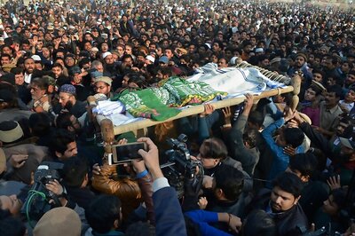 Two Dead in Protests Over 7-year-old Pakistani Girl's Rape and Murder