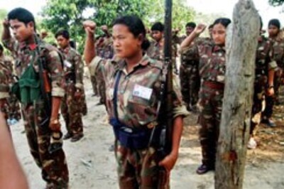 Nepal Maoists begin handing in weapons