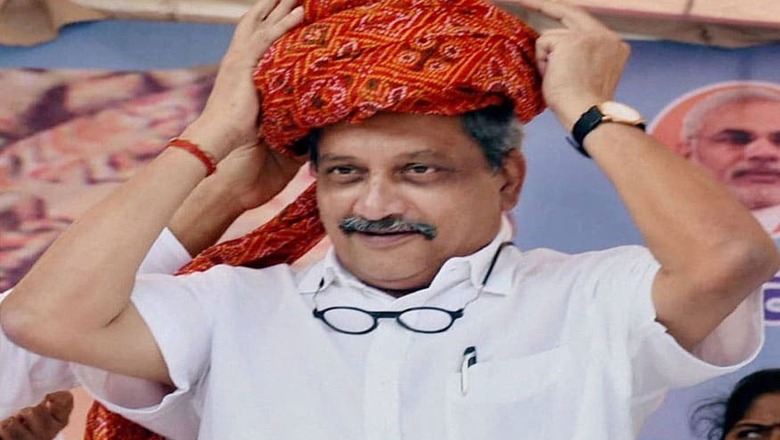 Hundreds March to Parrikar's Residence Demanding his Resignation Within 48 Hours