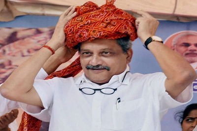 Hundreds March to Parrikar's Residence Demanding his Resignation Within 48 Hours