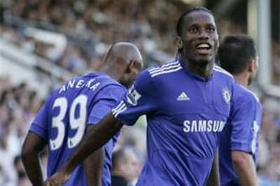 Drogba double sinks Arsenal as Chelsea go top