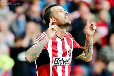 Sunderland beat Stoke 3-1; Burnley draw at Leicester in Premier League