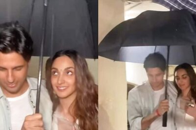 Sidharth Malhotra Holds Kiara Advani Close As They Share Umbrella Amid Mumbai Rains, Video Goes Viral