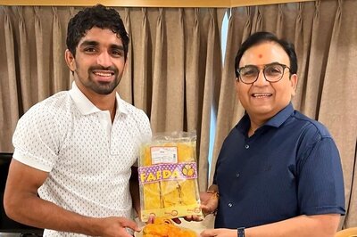 TMKOC's Jethalal aka Dilip Joshi Meets Aman Sehrawat After Olympics Win, Gifts Him 'Fafda Jalebi'
