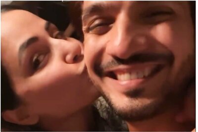 Hina Khan Kisses Arjun Bijlani at Parth Samthaan's Birthday Party, Watch Adorable Video