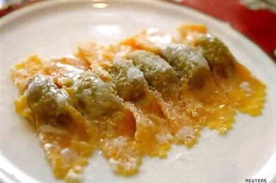 Chinese man re-books first class air ticket 300 times for free meals