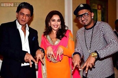 Snapshot: Shah Rukh Khan, Madhuri Dixit pull the popular Honey Singh pose
