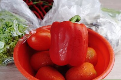 How to Decorate a Vegetable Salad Plate