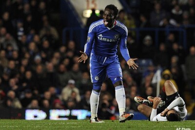 Chelsea extends lead with Essien's header