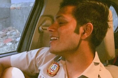 Delhi Cop's Melodious Rendition of Arijit Singh’s Aabaad Barbaad Is A Must Watch