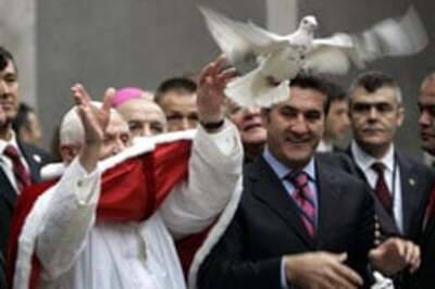 Pope prays toward Mecca, earns praise