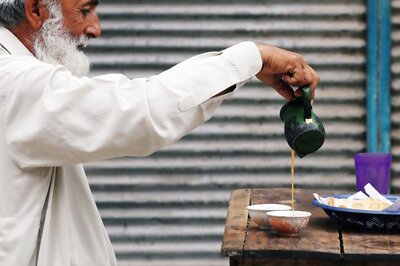 Pakistanis Urged To Drink Less Tea To Reduce Import Bill As Forex Reserves Plummet