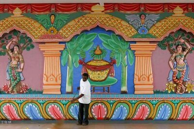 Singapore Prime Minister Lee Hsien Loong Leads 40,000 Devotees in Hindu Temple Reconsecration Ceremony