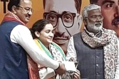 Mulayam Singh Yadav's Daughter-in-Law Aparna Yadav Joins BJP as Saffron Party Breaches SP Camp