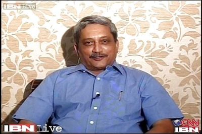 Manohar Parrikar travels in economy class, avoids Z security