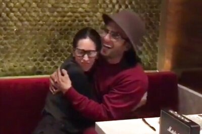 Ranveer Singh-Karisma Kapoor's Airport Dance Will Leave You In Splits