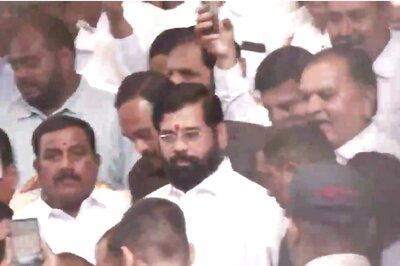 Maharashtra CM's Convoy Stuck in Traffic After Vehicles Break Down Blocking Road in Pune