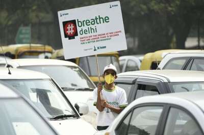 Delhi Chokes, But Babus Give Minister's Pollution Control Meeting a Miss