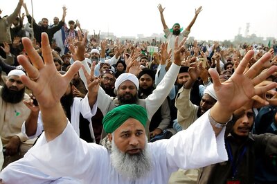 Pakistan Blocks Off Roads Into Capital as Blasphemy Law Supporters Stage Sit-in