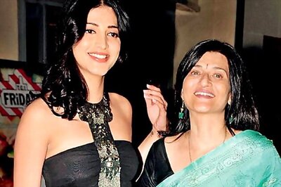 Sarika surprises daughter Shruti Haasan
