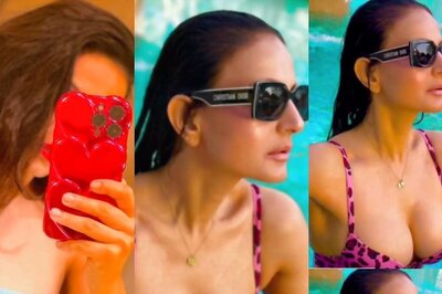 HOT! Ameesha Patel Wears Strapless Top for Racy Mirror Selfie; Check Out Her Sexy Photo